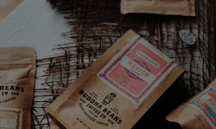 Un petit sac de grains de café.